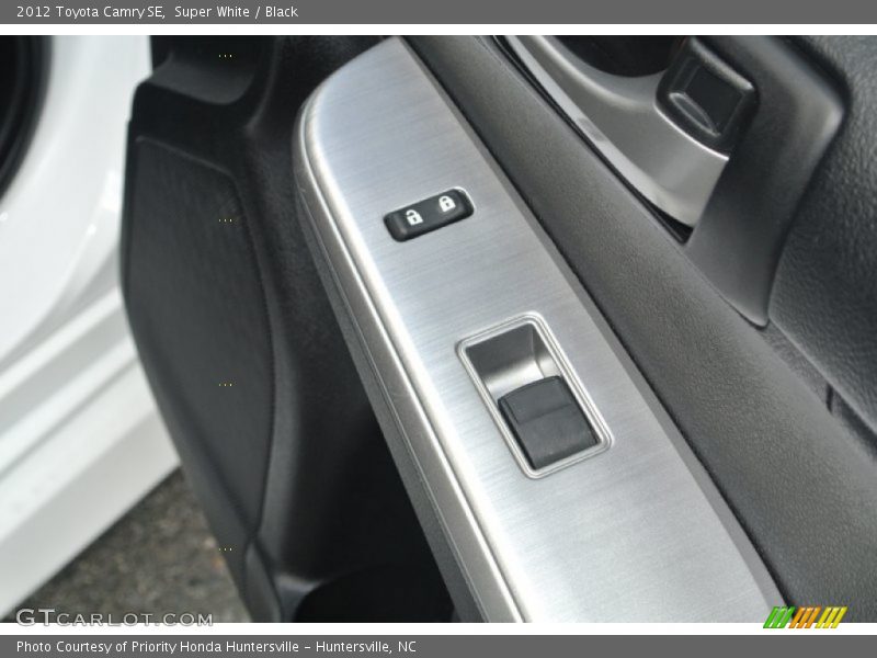 Super White / Black 2012 Toyota Camry SE