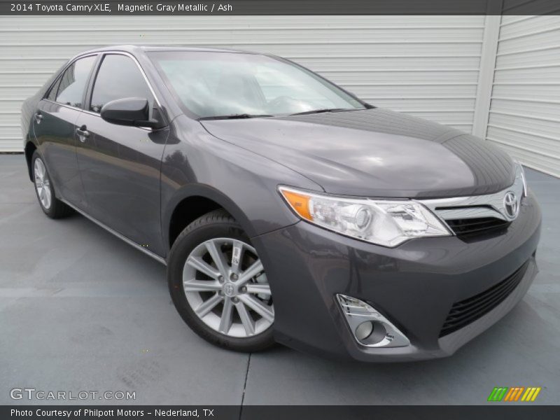 Front 3/4 View of 2014 Camry XLE