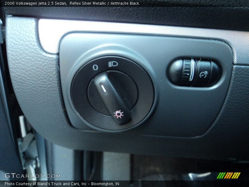 Reflex Silver Metallic / Anthracite Black 2006 Volkswagen Jetta 2.5 Sedan