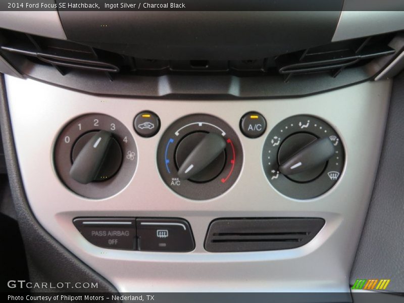 Ingot Silver / Charcoal Black 2014 Ford Focus SE Hatchback