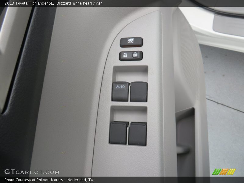 Blizzard White Pearl / Ash 2013 Toyota Highlander SE