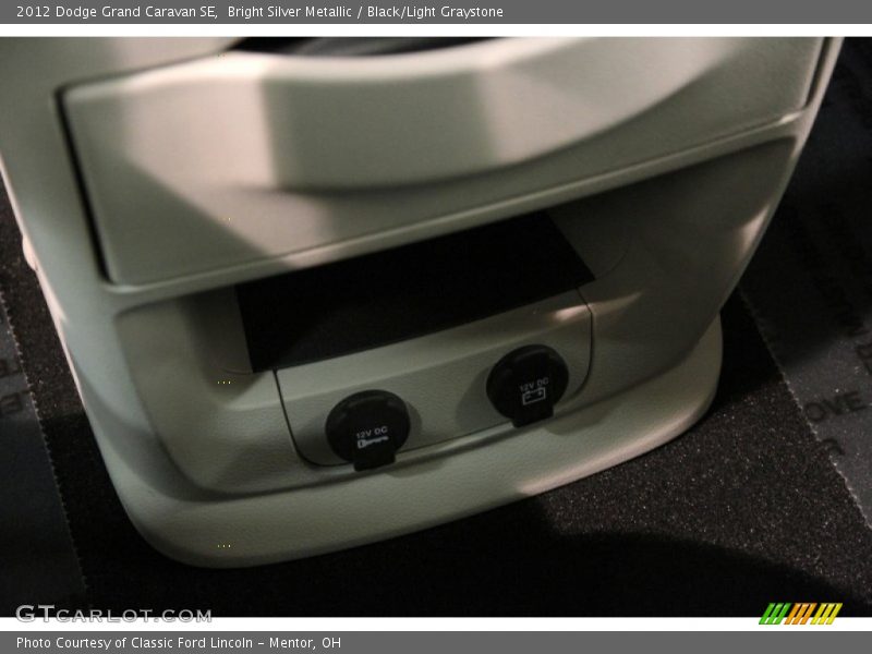 Bright Silver Metallic / Black/Light Graystone 2012 Dodge Grand Caravan SE