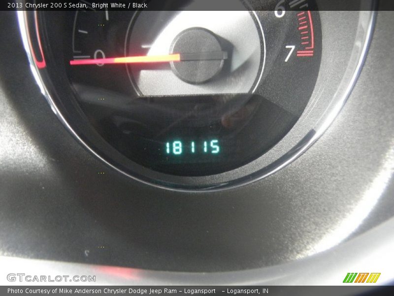 Bright White / Black 2013 Chrysler 200 S Sedan