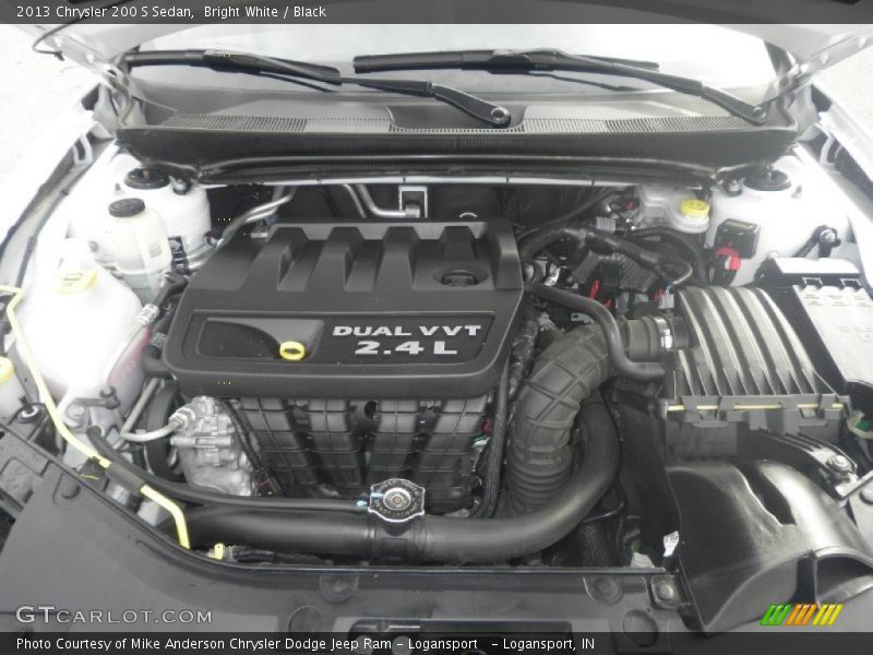 Bright White / Black 2013 Chrysler 200 S Sedan