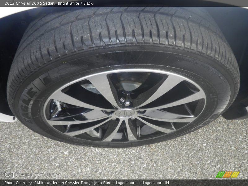 Bright White / Black 2013 Chrysler 200 S Sedan