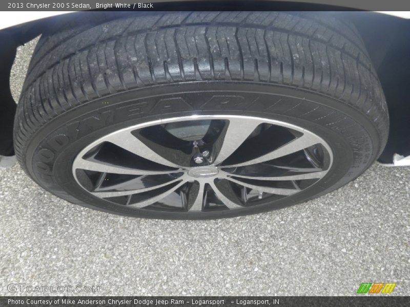 Bright White / Black 2013 Chrysler 200 S Sedan