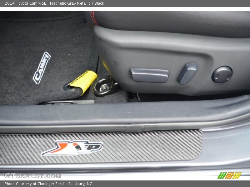 Magnetic Gray Metallic / Black 2014 Toyota Camry SE