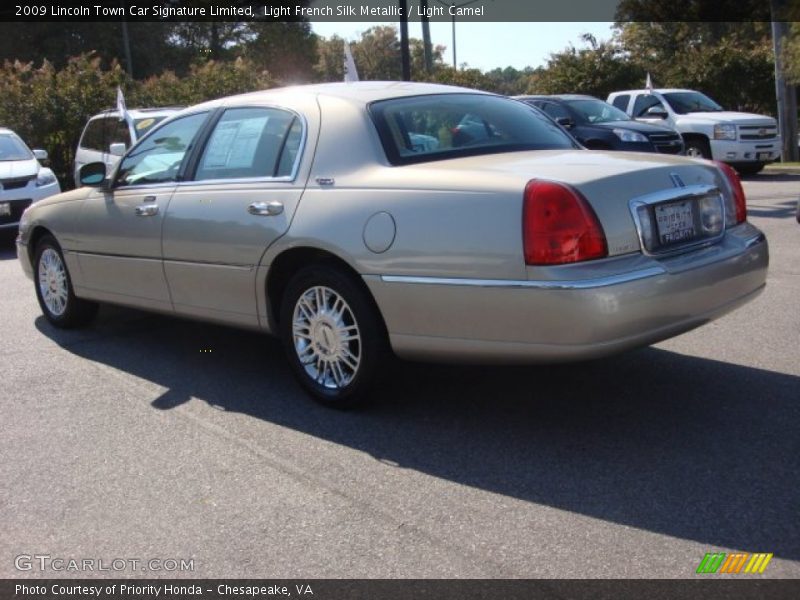 Light French Silk Metallic / Light Camel 2009 Lincoln Town Car Signature Limited