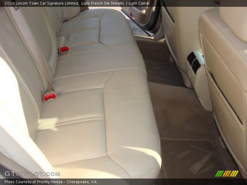 Light French Silk Metallic / Light Camel 2009 Lincoln Town Car Signature Limited