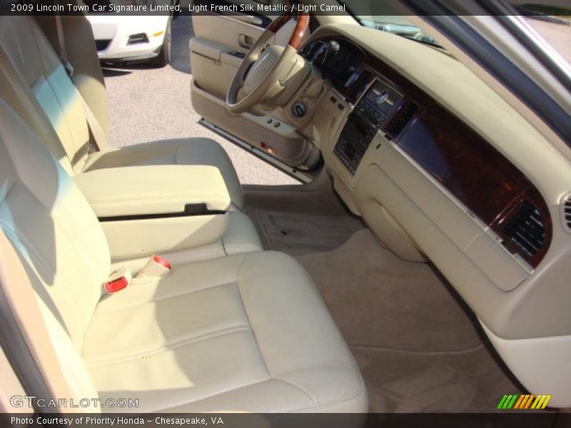Light French Silk Metallic / Light Camel 2009 Lincoln Town Car Signature Limited