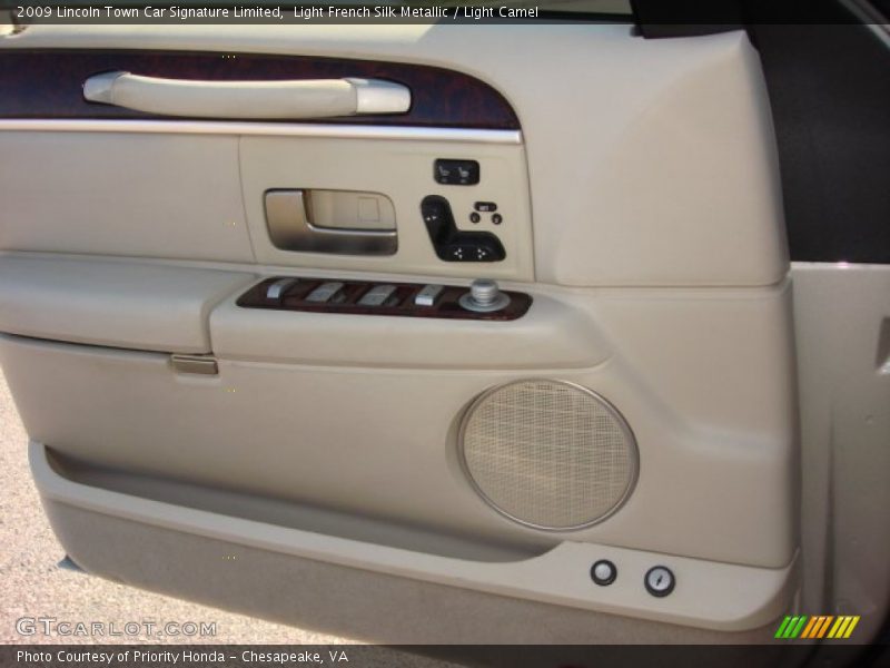 Light French Silk Metallic / Light Camel 2009 Lincoln Town Car Signature Limited