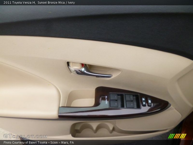 Sunset Bronze Mica / Ivory 2011 Toyota Venza I4