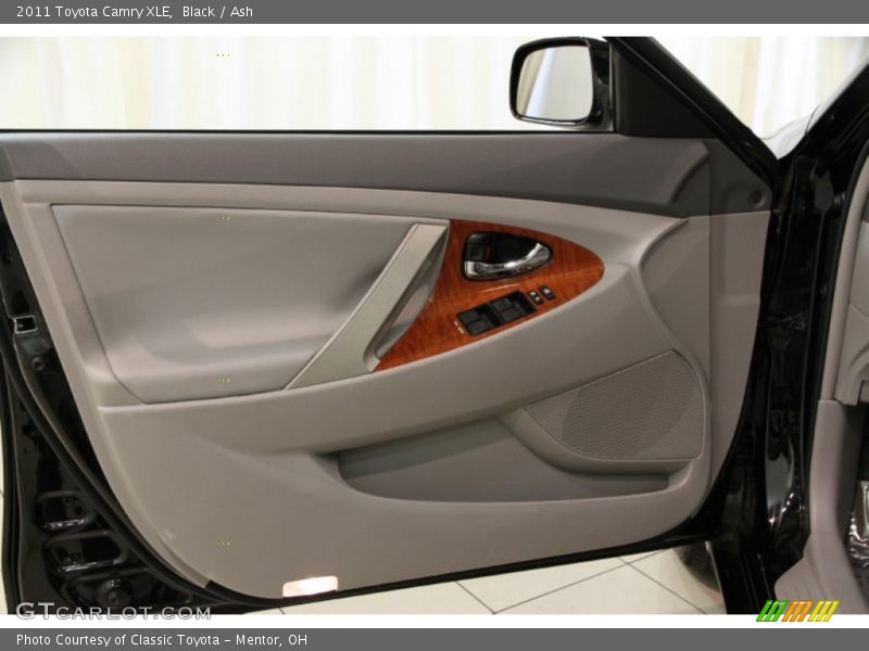 Black / Ash 2011 Toyota Camry XLE