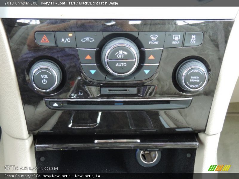 Ivory Tri-Coat Pearl / Black/Light Frost Beige 2013 Chrysler 300