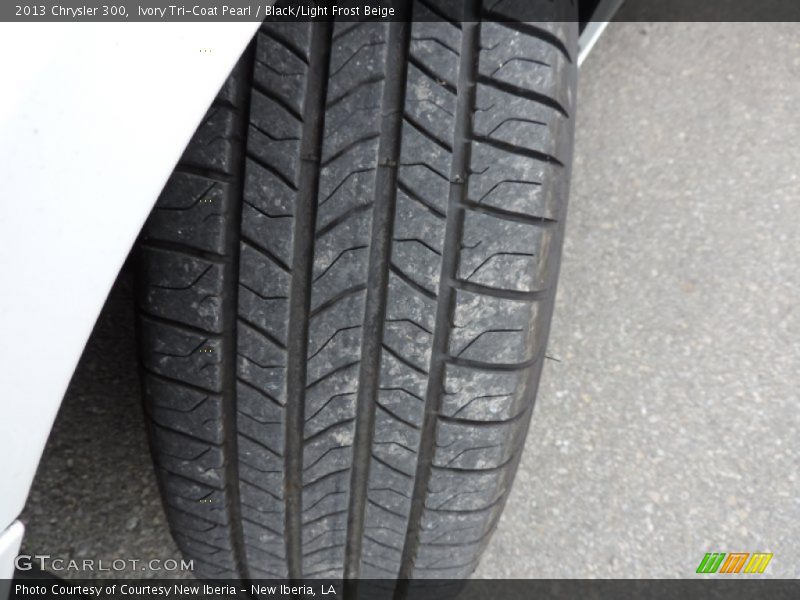 Ivory Tri-Coat Pearl / Black/Light Frost Beige 2013 Chrysler 300