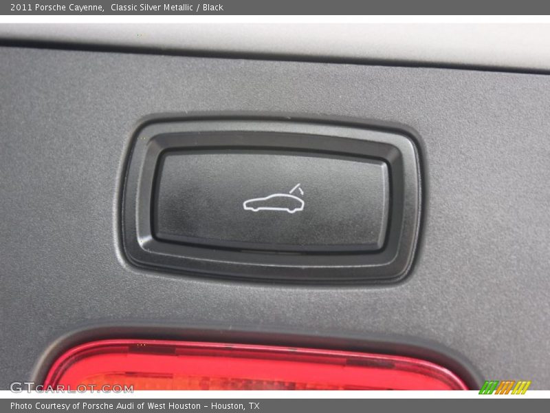 Classic Silver Metallic / Black 2011 Porsche Cayenne