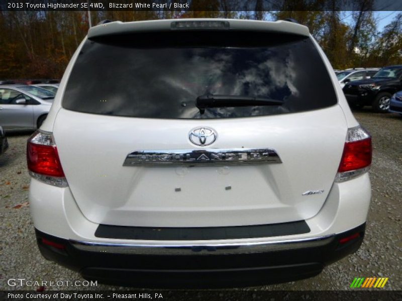 Blizzard White Pearl / Black 2013 Toyota Highlander SE 4WD