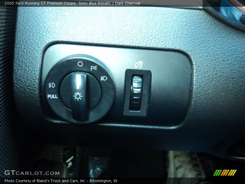 Sonic Blue Metallic / Dark Charcoal 2005 Ford Mustang GT Premium Coupe