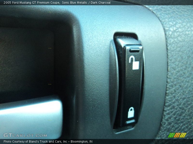 Sonic Blue Metallic / Dark Charcoal 2005 Ford Mustang GT Premium Coupe