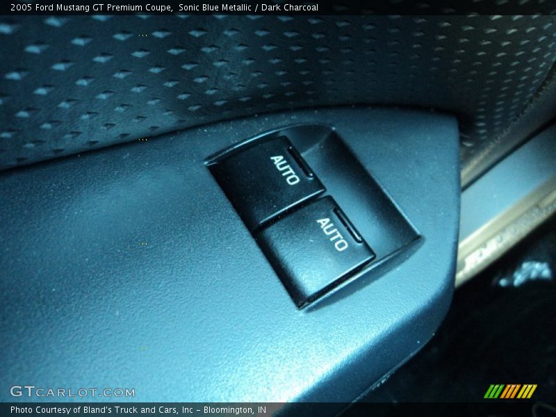Sonic Blue Metallic / Dark Charcoal 2005 Ford Mustang GT Premium Coupe