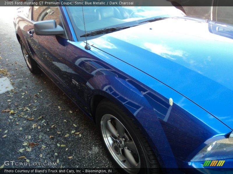 Sonic Blue Metallic / Dark Charcoal 2005 Ford Mustang GT Premium Coupe