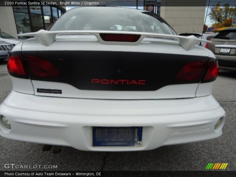 Bright White / Graphite 2000 Pontiac Sunfire SE Sedan