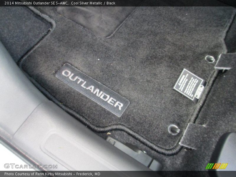 Cool Silver Metallic / Black 2014 Mitsubishi Outlander SE S-AWC