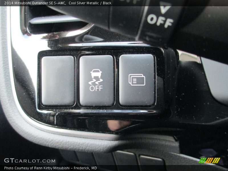 Cool Silver Metallic / Black 2014 Mitsubishi Outlander SE S-AWC