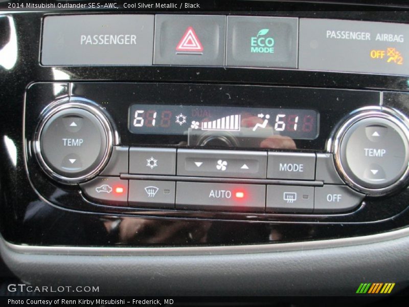 Cool Silver Metallic / Black 2014 Mitsubishi Outlander SE S-AWC