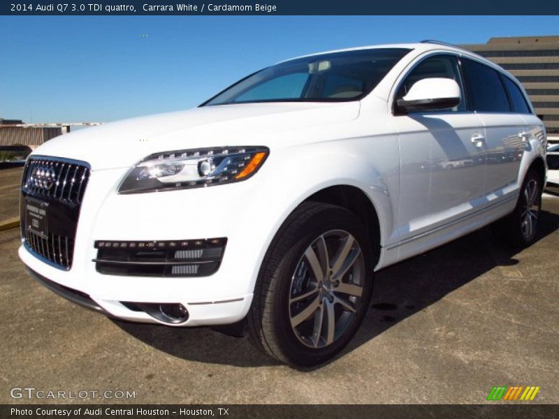 Front 3/4 View of 2014 Q7 3.0 TDI quattro