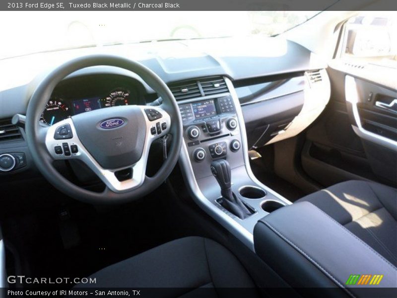 Tuxedo Black Metallic / Charcoal Black 2013 Ford Edge SE