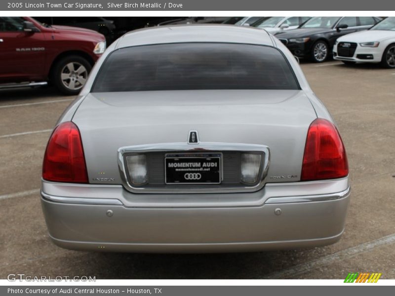 Silver Birch Metallic / Dove 2005 Lincoln Town Car Signature