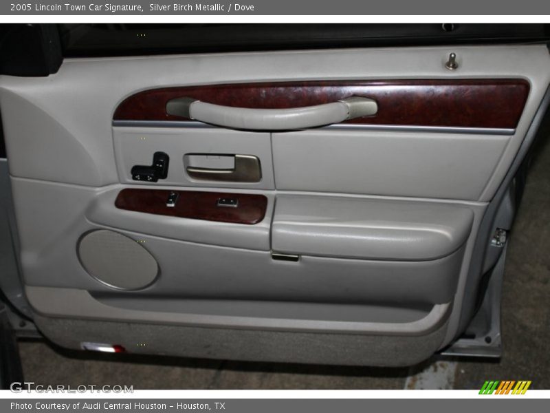 Silver Birch Metallic / Dove 2005 Lincoln Town Car Signature