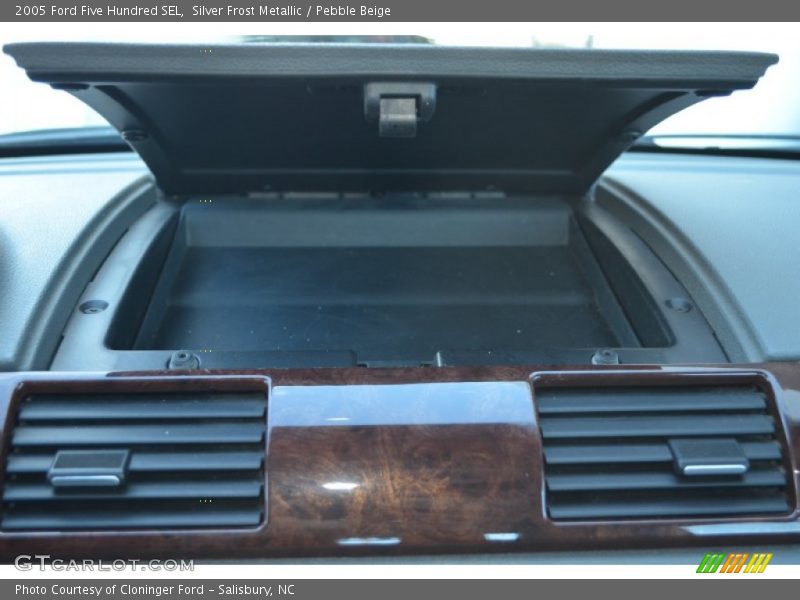 Silver Frost Metallic / Pebble Beige 2005 Ford Five Hundred SEL