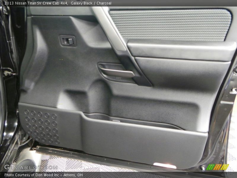 Galaxy Black / Charcoal 2013 Nissan Titan SV Crew Cab 4x4