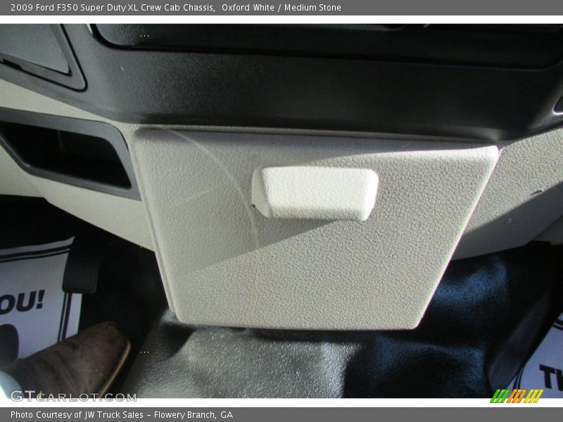 Oxford White / Medium Stone 2009 Ford F350 Super Duty XL Crew Cab Chassis