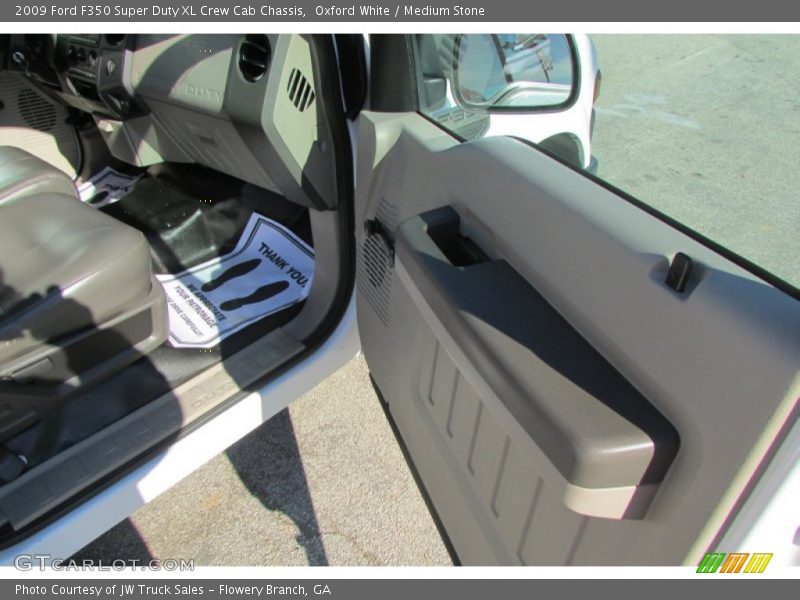 Oxford White / Medium Stone 2009 Ford F350 Super Duty XL Crew Cab Chassis