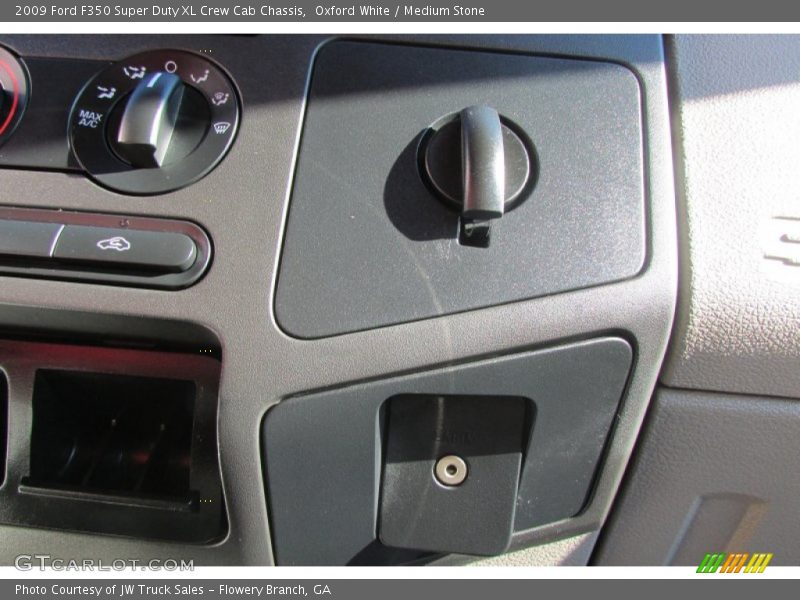 Oxford White / Medium Stone 2009 Ford F350 Super Duty XL Crew Cab Chassis