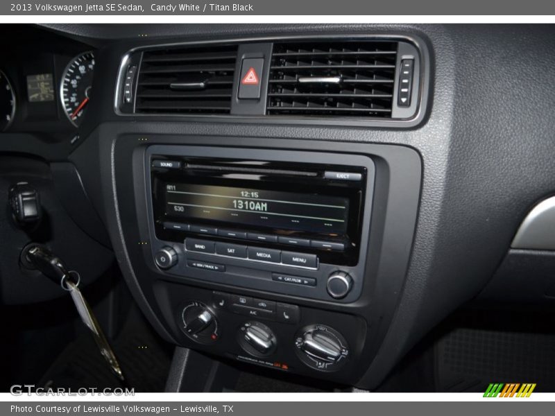 Candy White / Titan Black 2013 Volkswagen Jetta SE Sedan