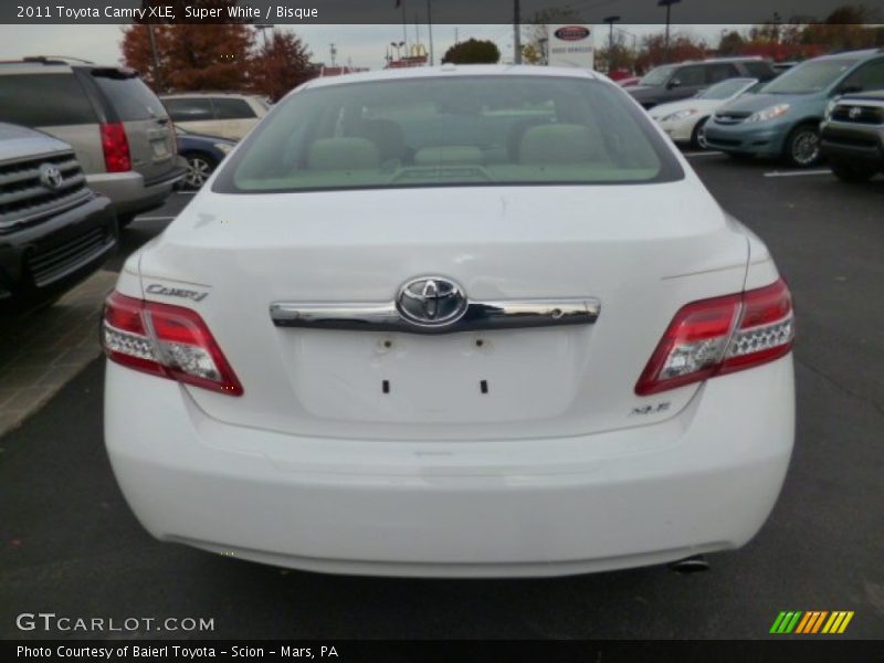 Super White / Bisque 2011 Toyota Camry XLE