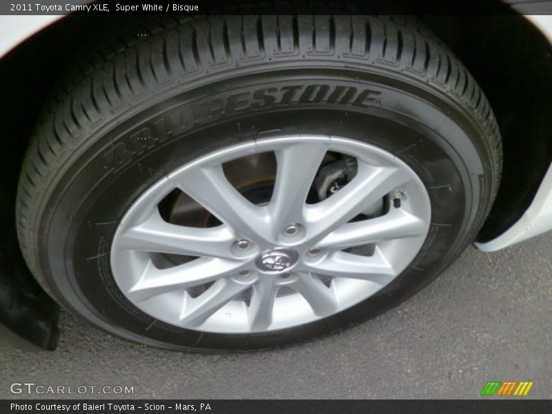 Super White / Bisque 2011 Toyota Camry XLE
