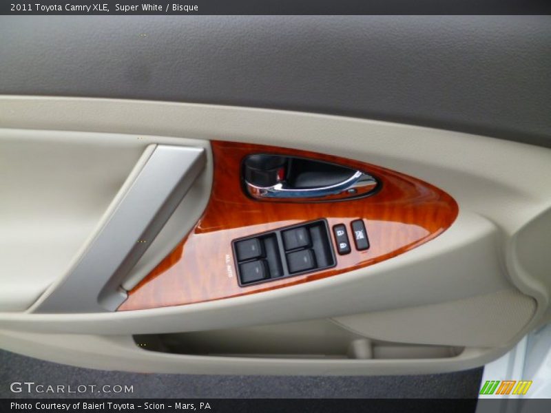 Super White / Bisque 2011 Toyota Camry XLE