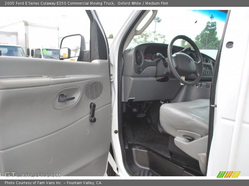 Oxford White / Medium Flint 2005 Ford E Series Cutaway E350 Commercial Moving Truck