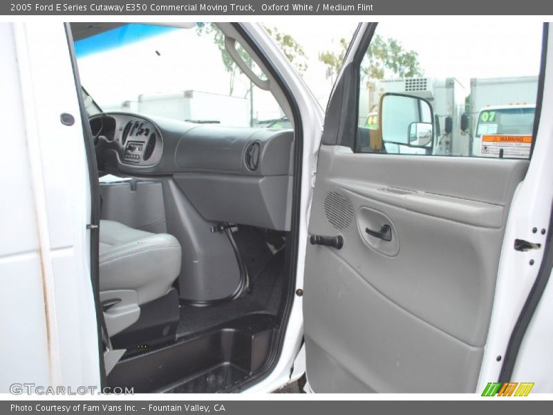 Oxford White / Medium Flint 2005 Ford E Series Cutaway E350 Commercial Moving Truck