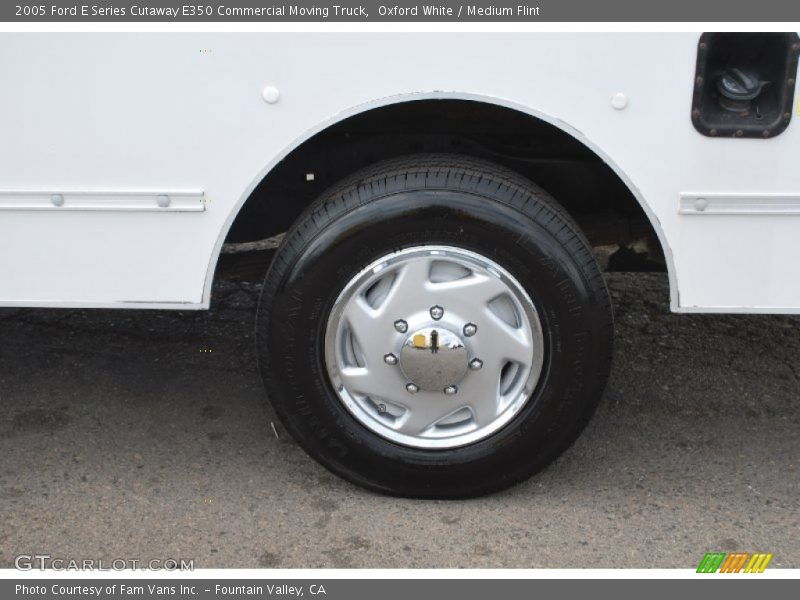 Oxford White / Medium Flint 2005 Ford E Series Cutaway E350 Commercial Moving Truck