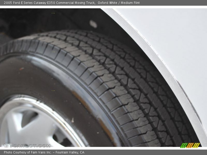Oxford White / Medium Flint 2005 Ford E Series Cutaway E350 Commercial Moving Truck
