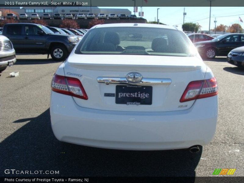Super White / Bisque 2011 Toyota Camry XLE