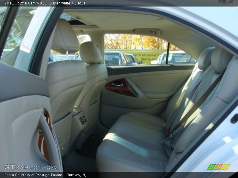 Super White / Bisque 2011 Toyota Camry XLE