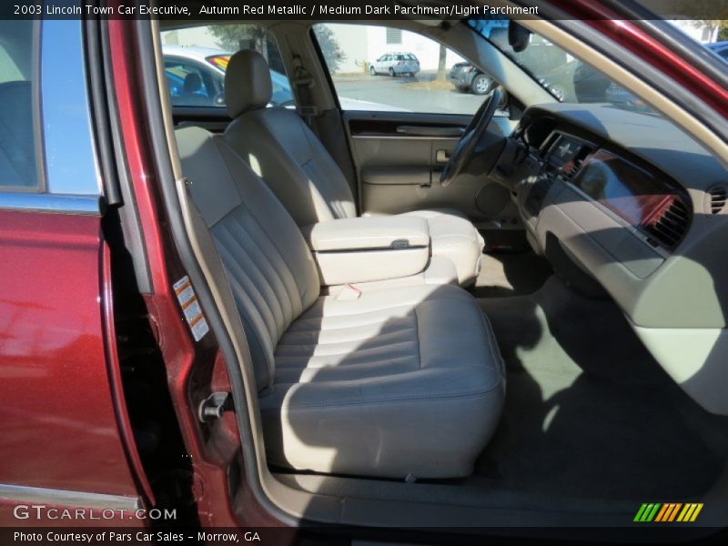 Autumn Red Metallic / Medium Dark Parchment/Light Parchment 2003 Lincoln Town Car Executive