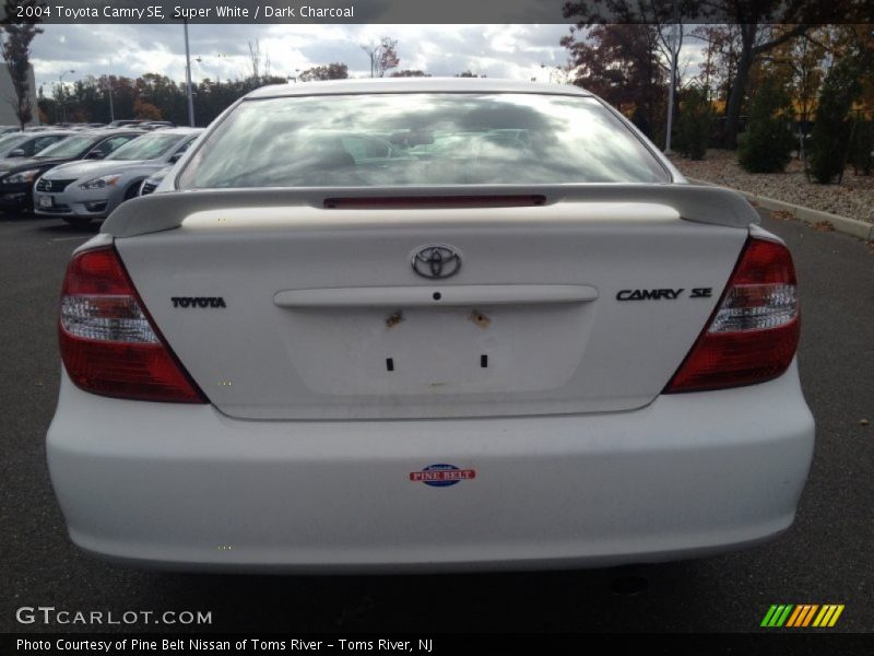 Super White / Dark Charcoal 2004 Toyota Camry SE